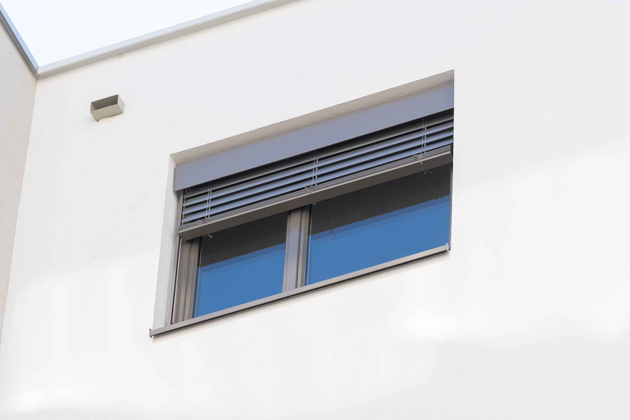 Wohngebäude mit Raffstore - Außenjalousie