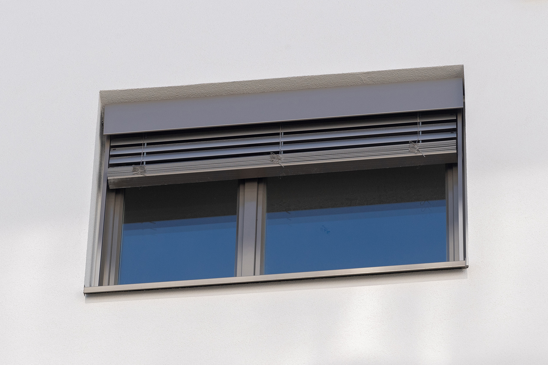 Wohngebäude mit Raffstore - Außenjalousie