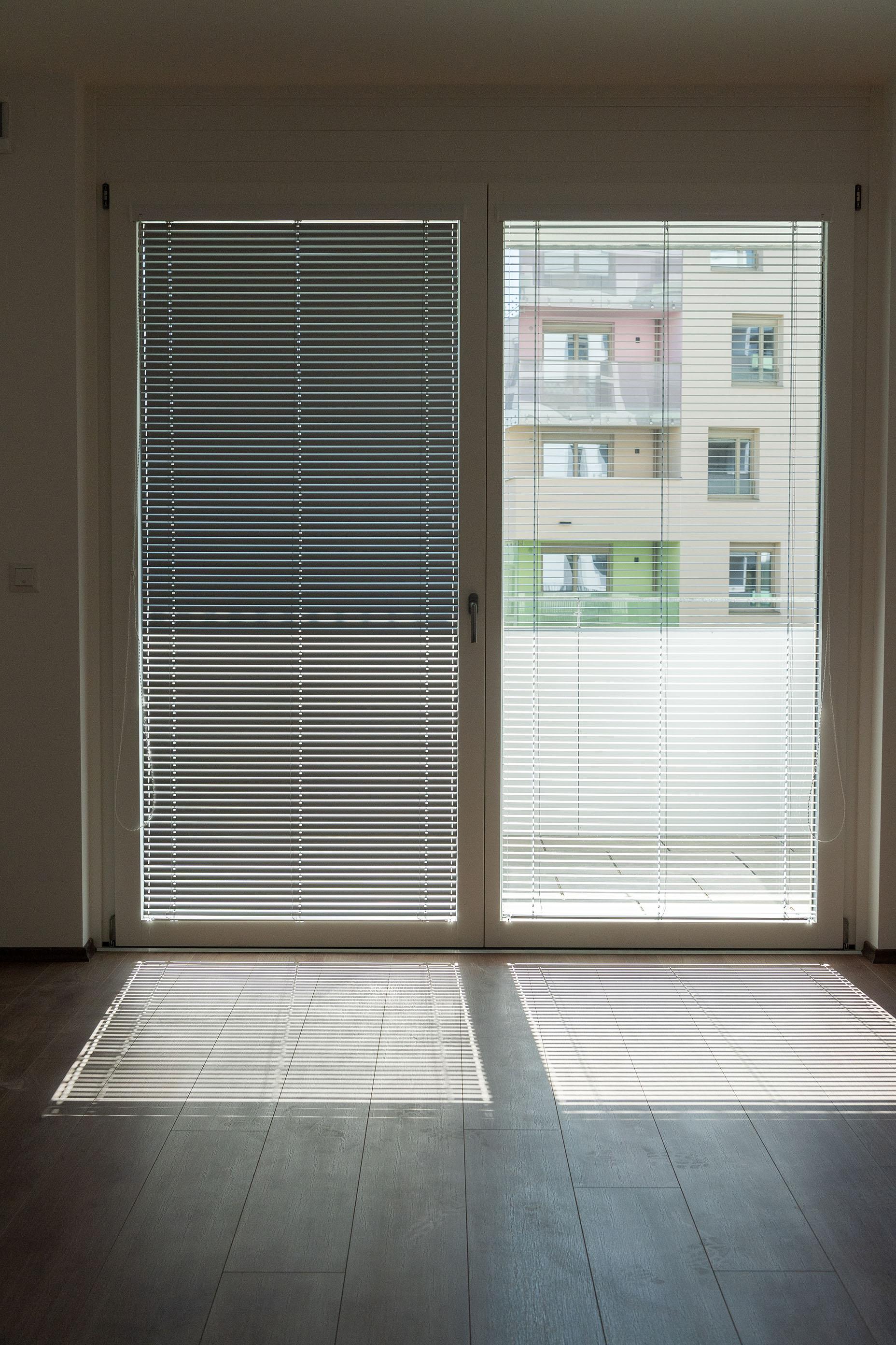 Wohngebäude mit Innenjalousie