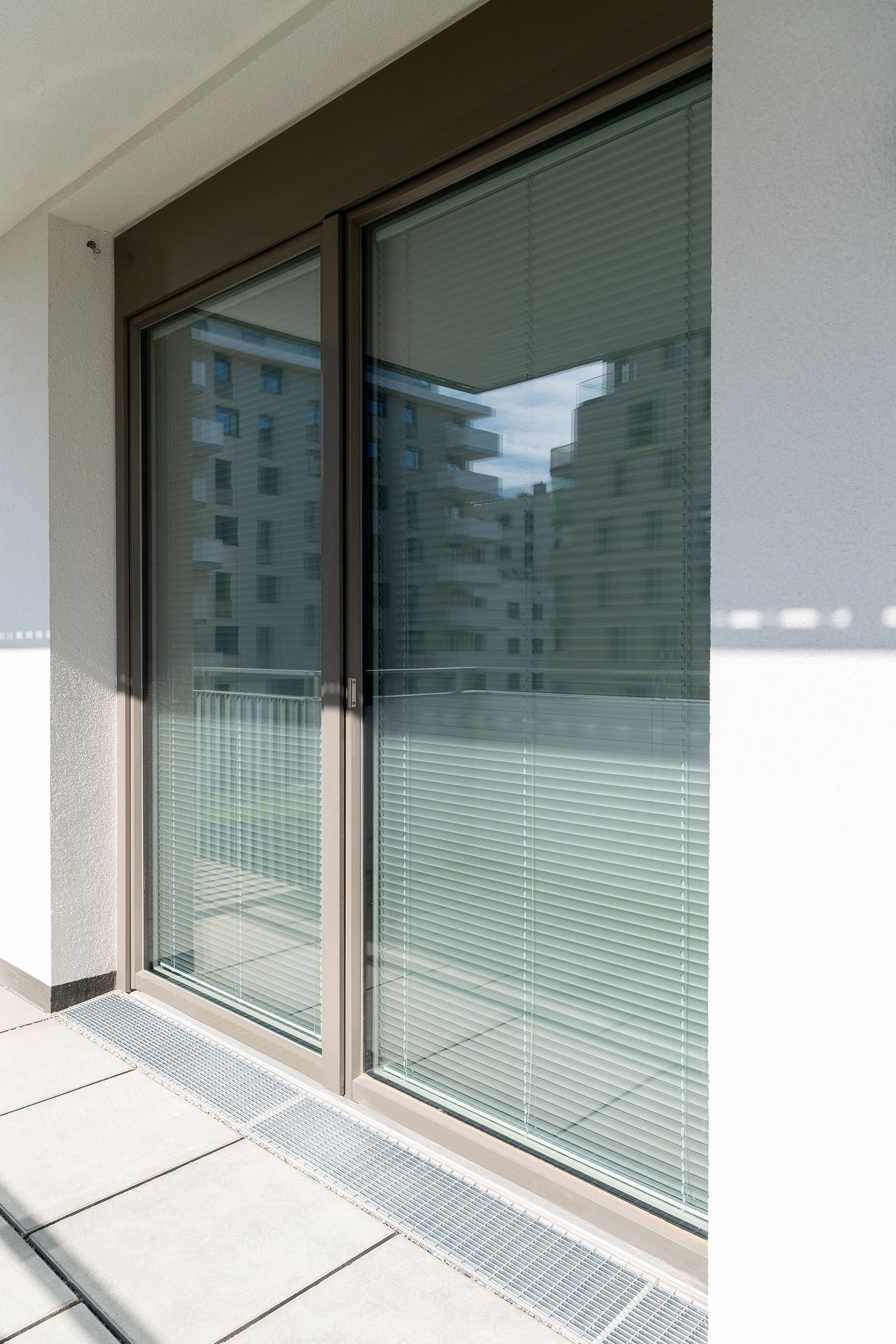 Wohngebäude mit Innenjalousie