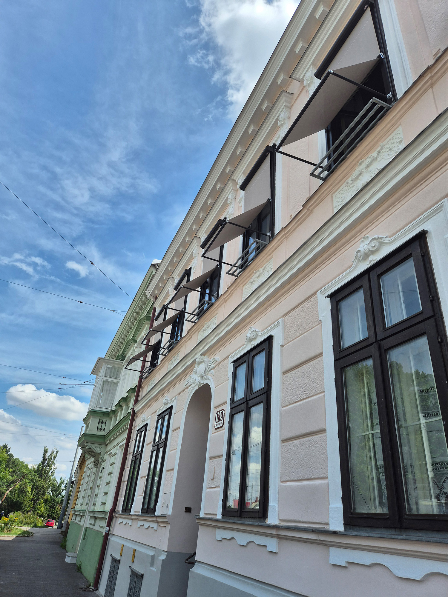 Wohngebäude mit Markisolette