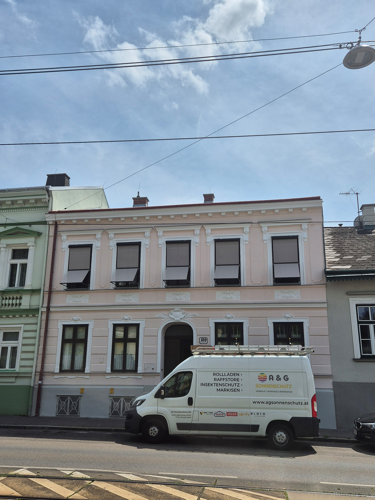 Wohngebäude mit Markisolette