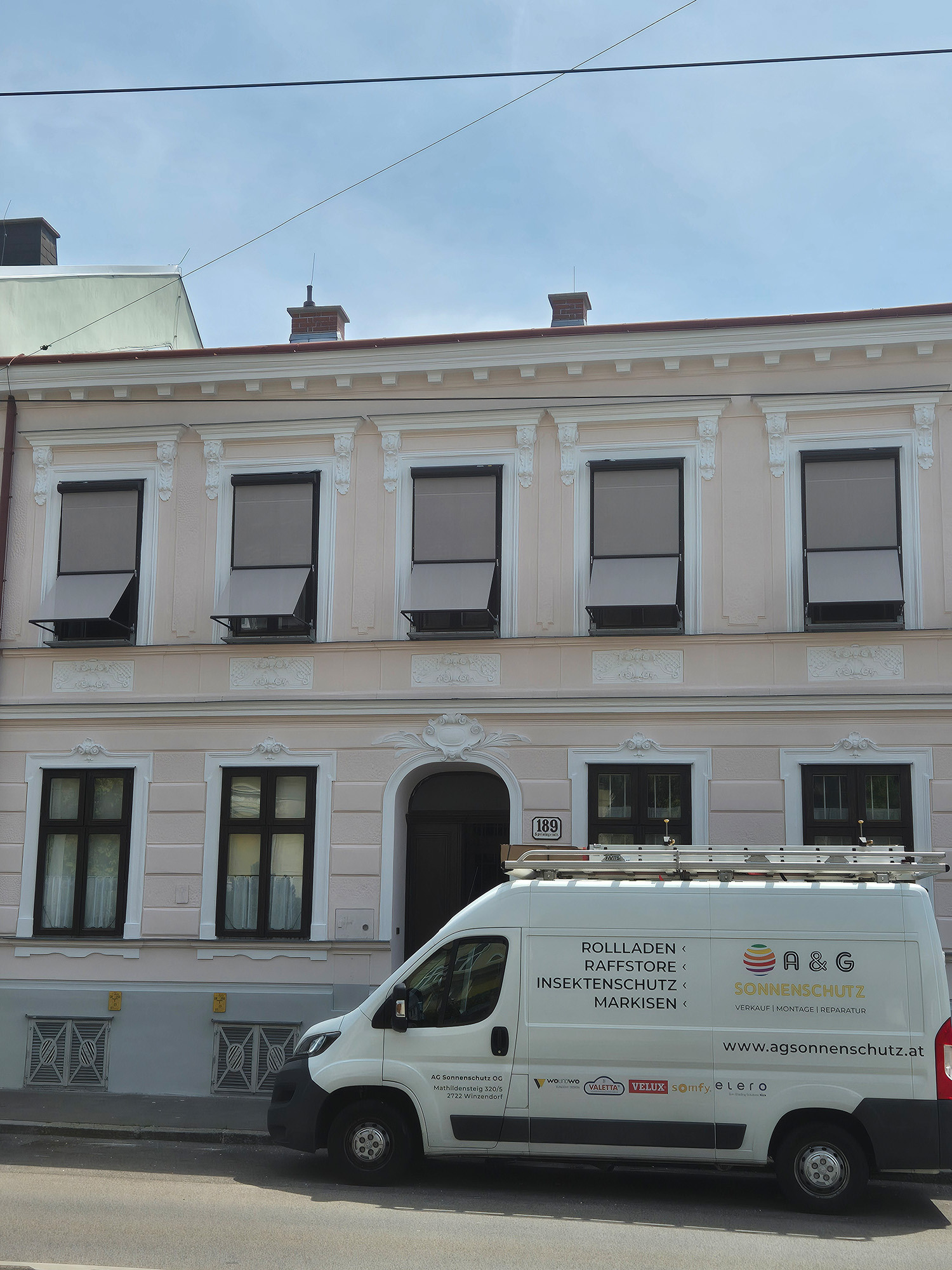 Wohngebäude mit Markisolette