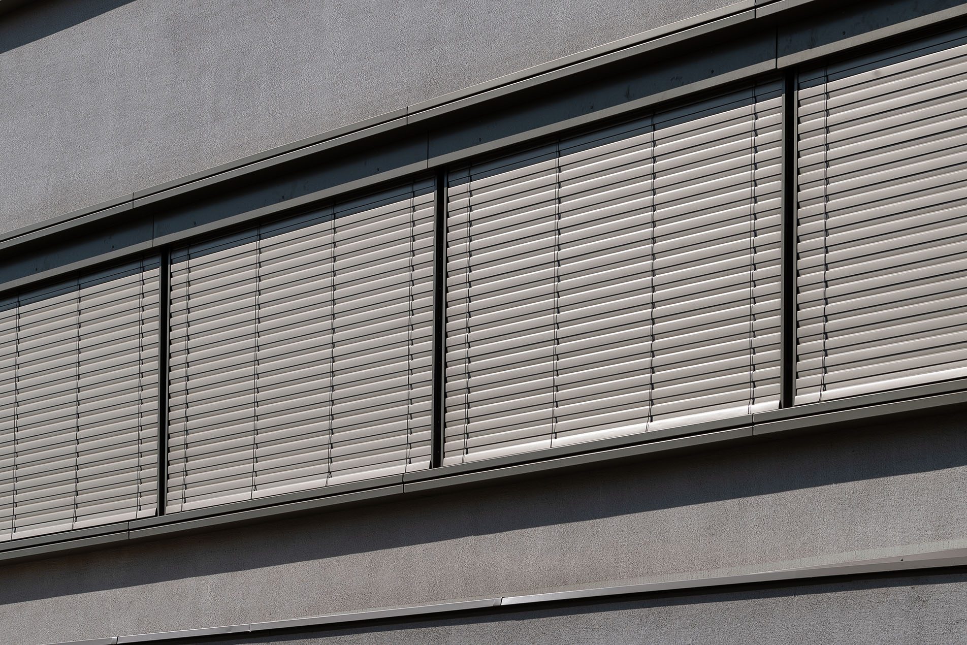 Bürogebäude mit Verbund Raffstore