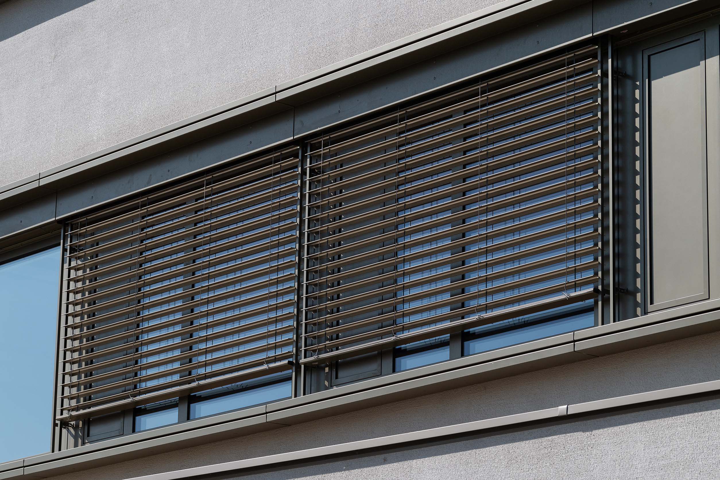 Bürogebäude mit Verbund Raffstore