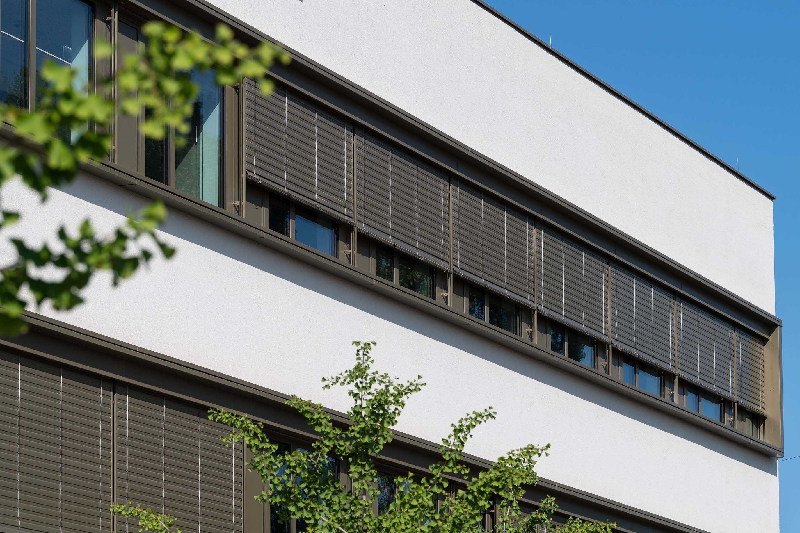 Bürogebäude mit Verbund Raffstore