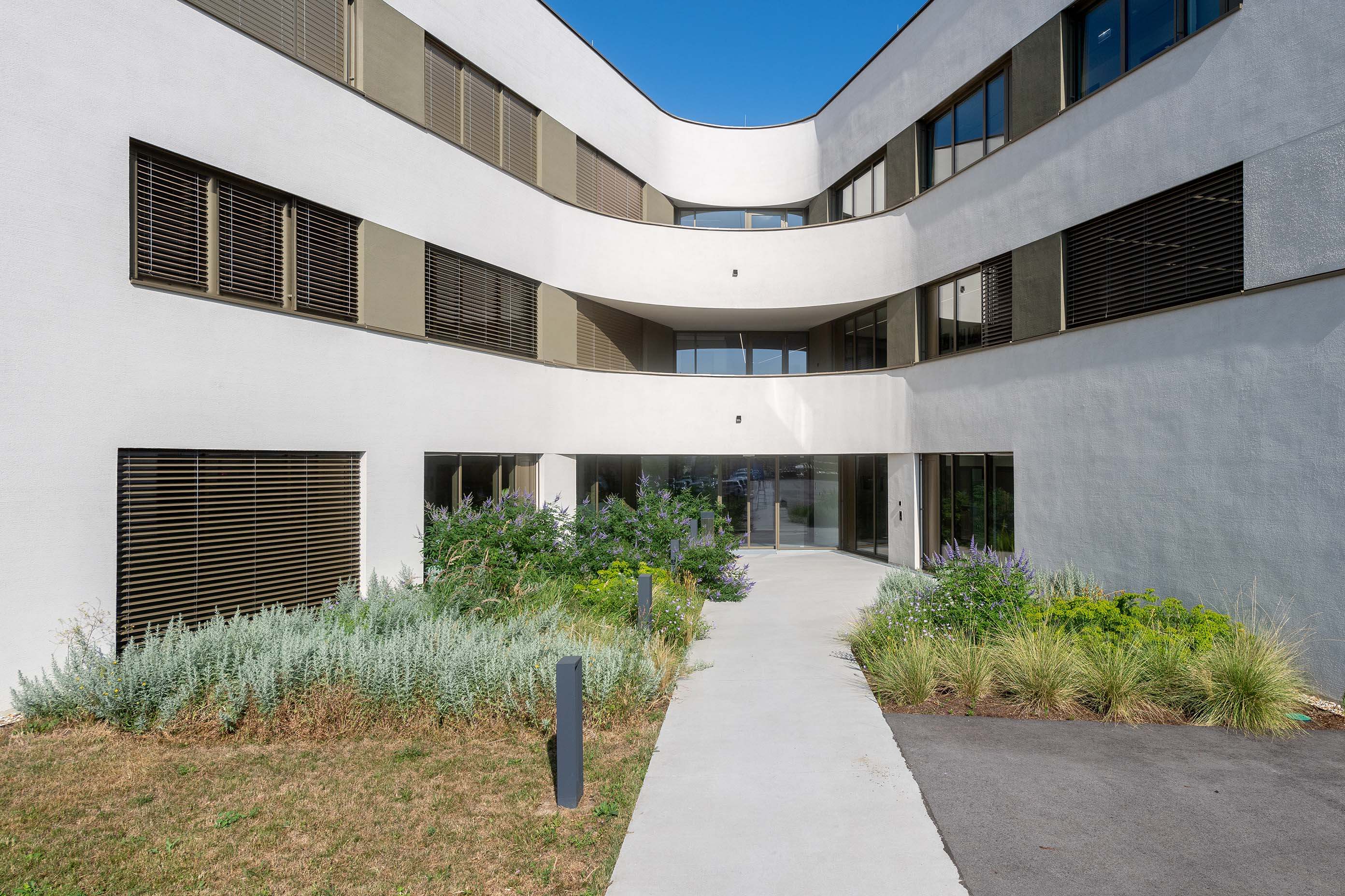 Bürogebäude mit Verbund Raffstore