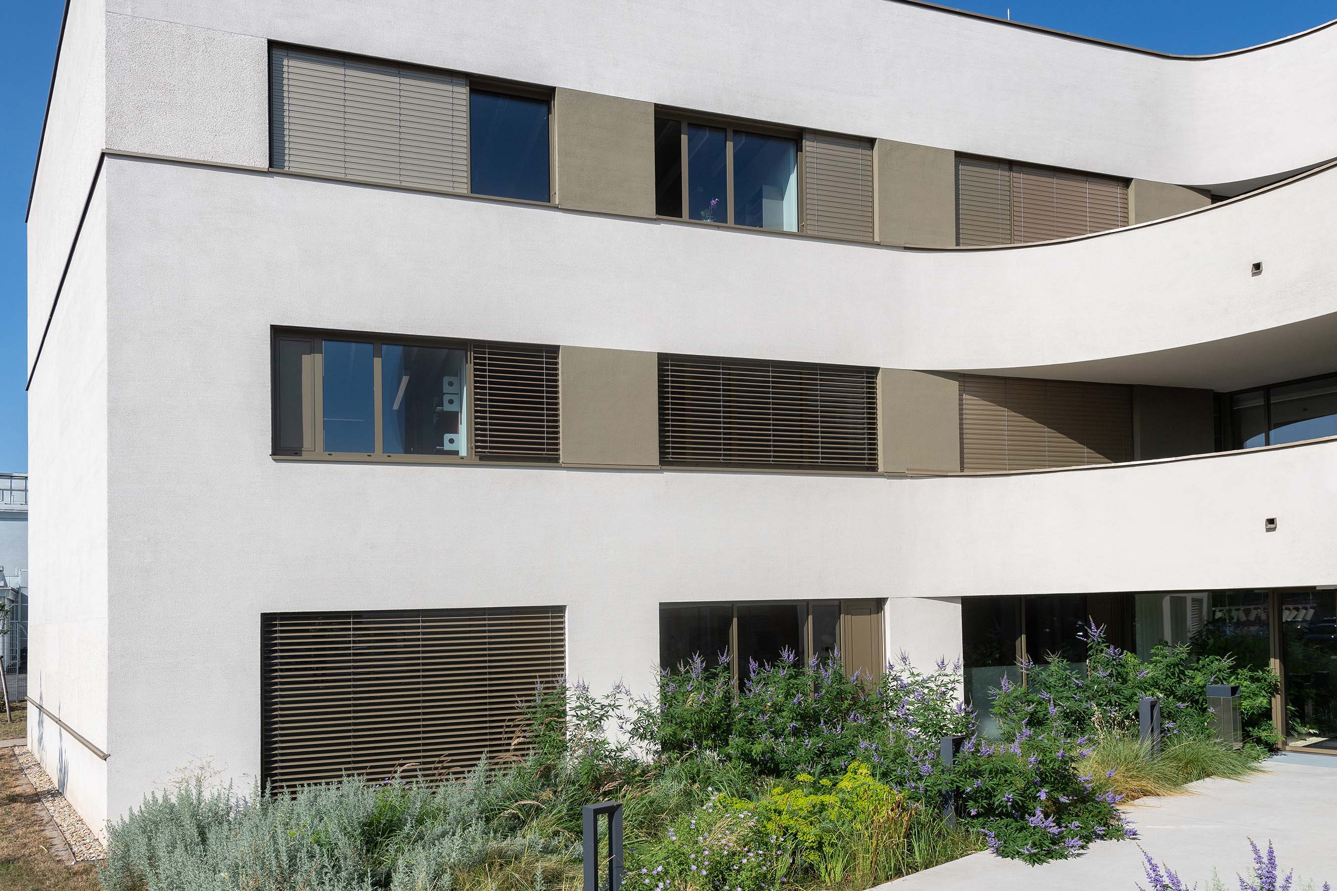 Bürogebäude mit Verbund Raffstore