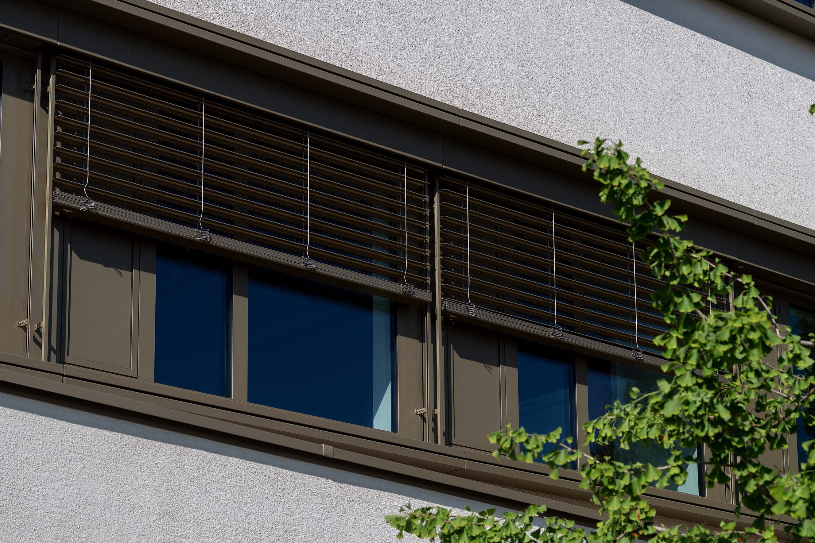 Bürogebäude mit Verbund Raffstore