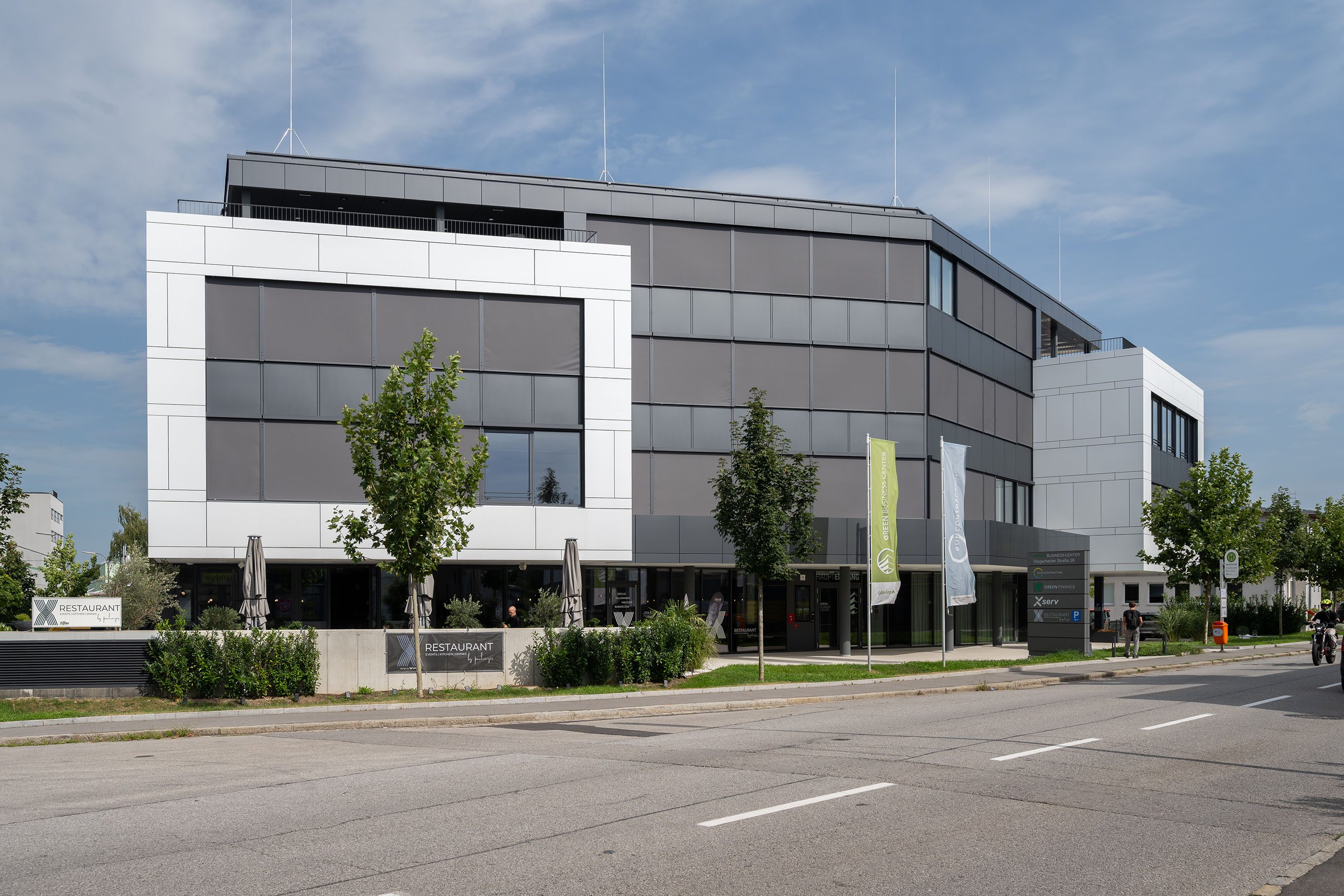 Bürogebäude mit Aufputz Fenstermarkise