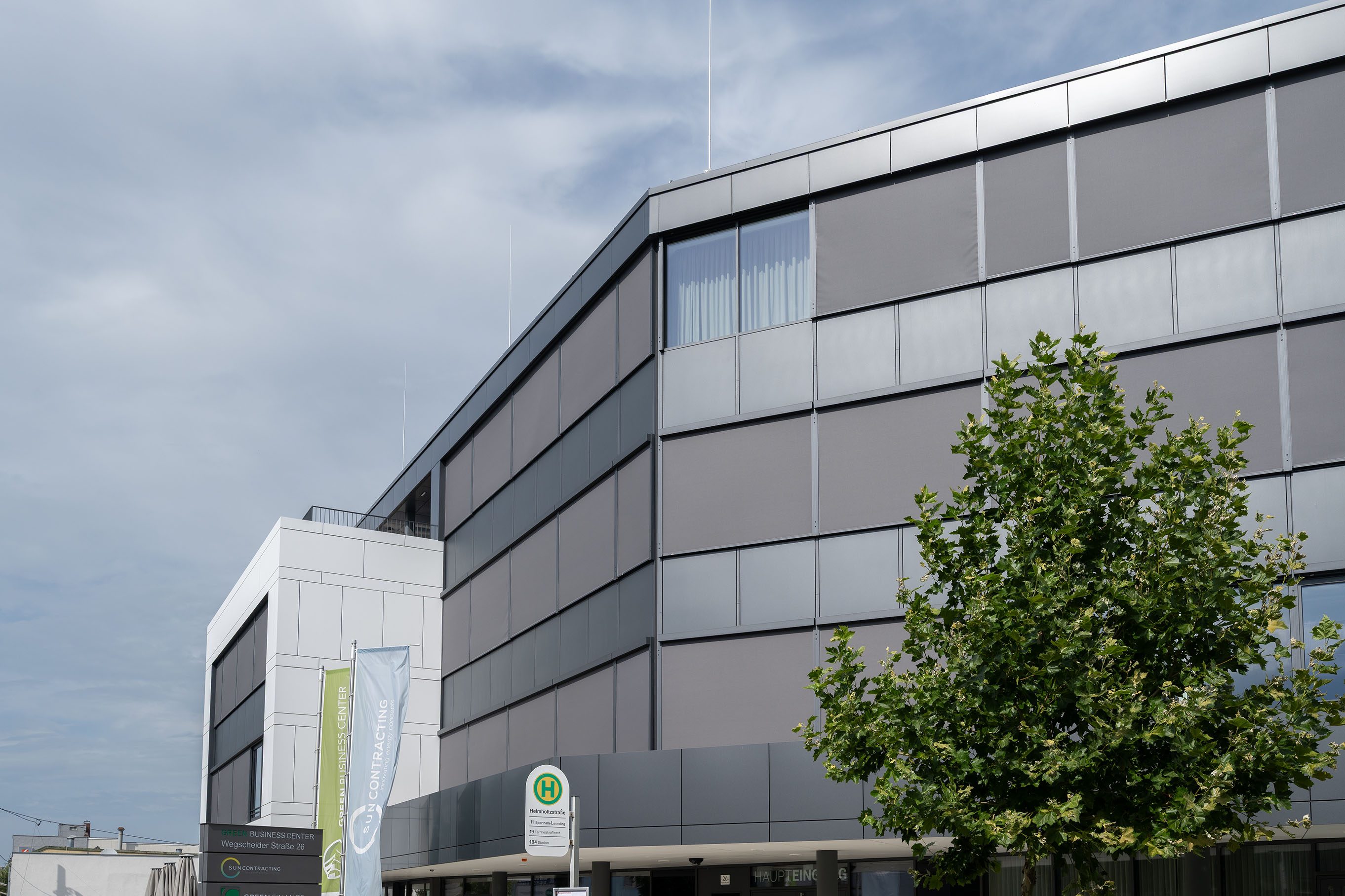 Bürogebäude mit Aufputz Fenstermarkise