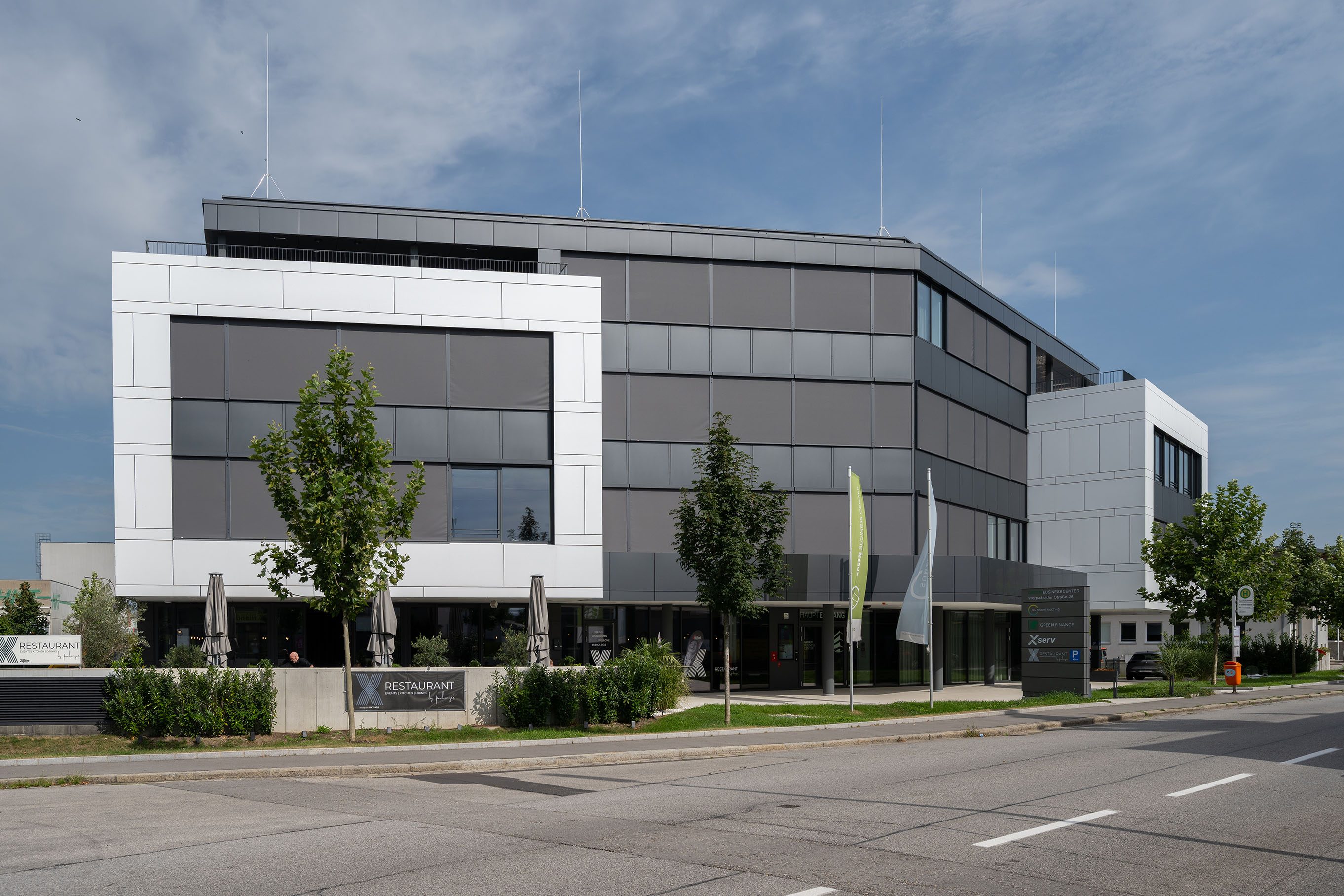 Bürogebäude mit Aufputz Fenstermarkise