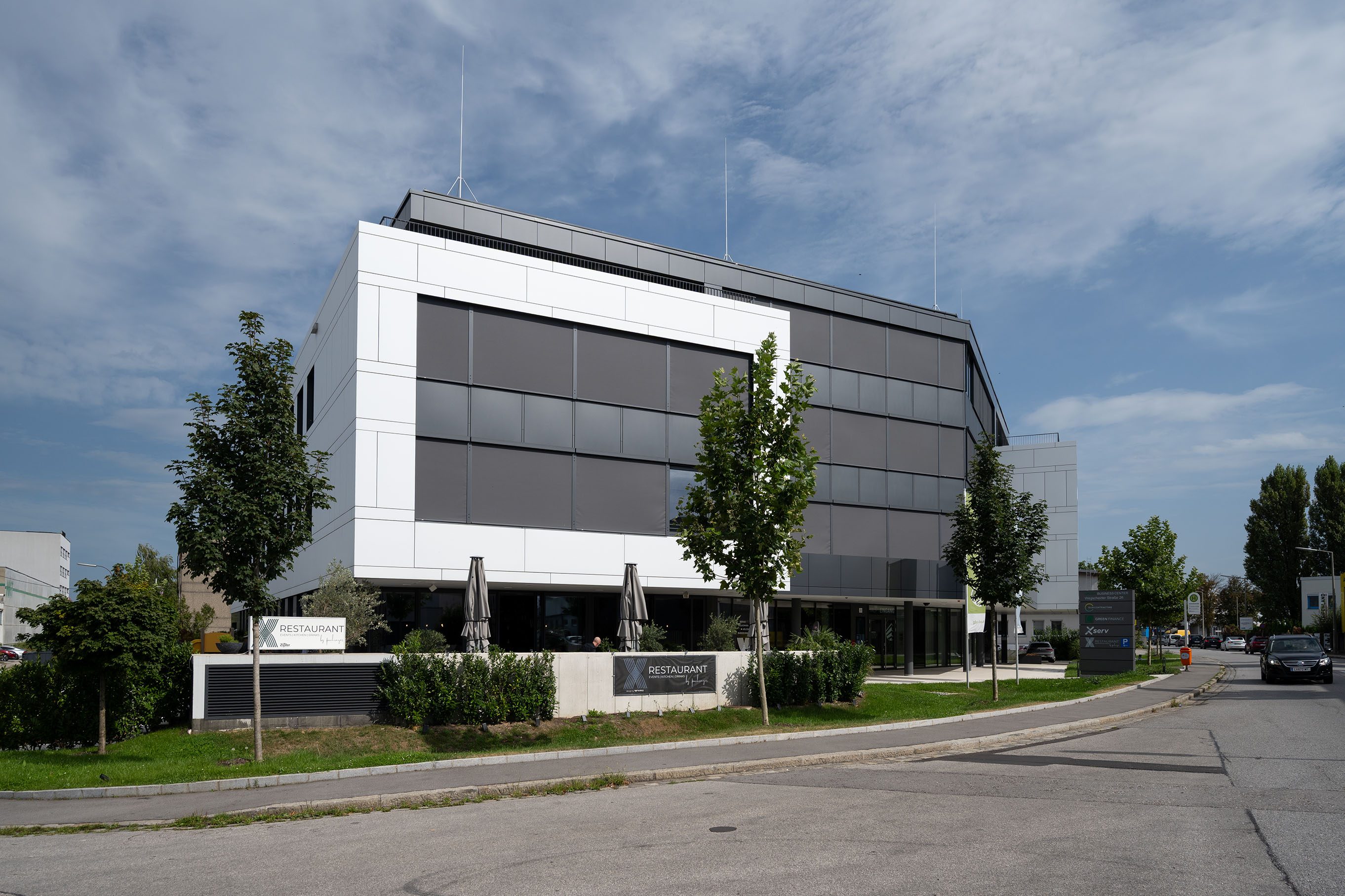 Bürogebäude mit Aufputz Fenstermarkise