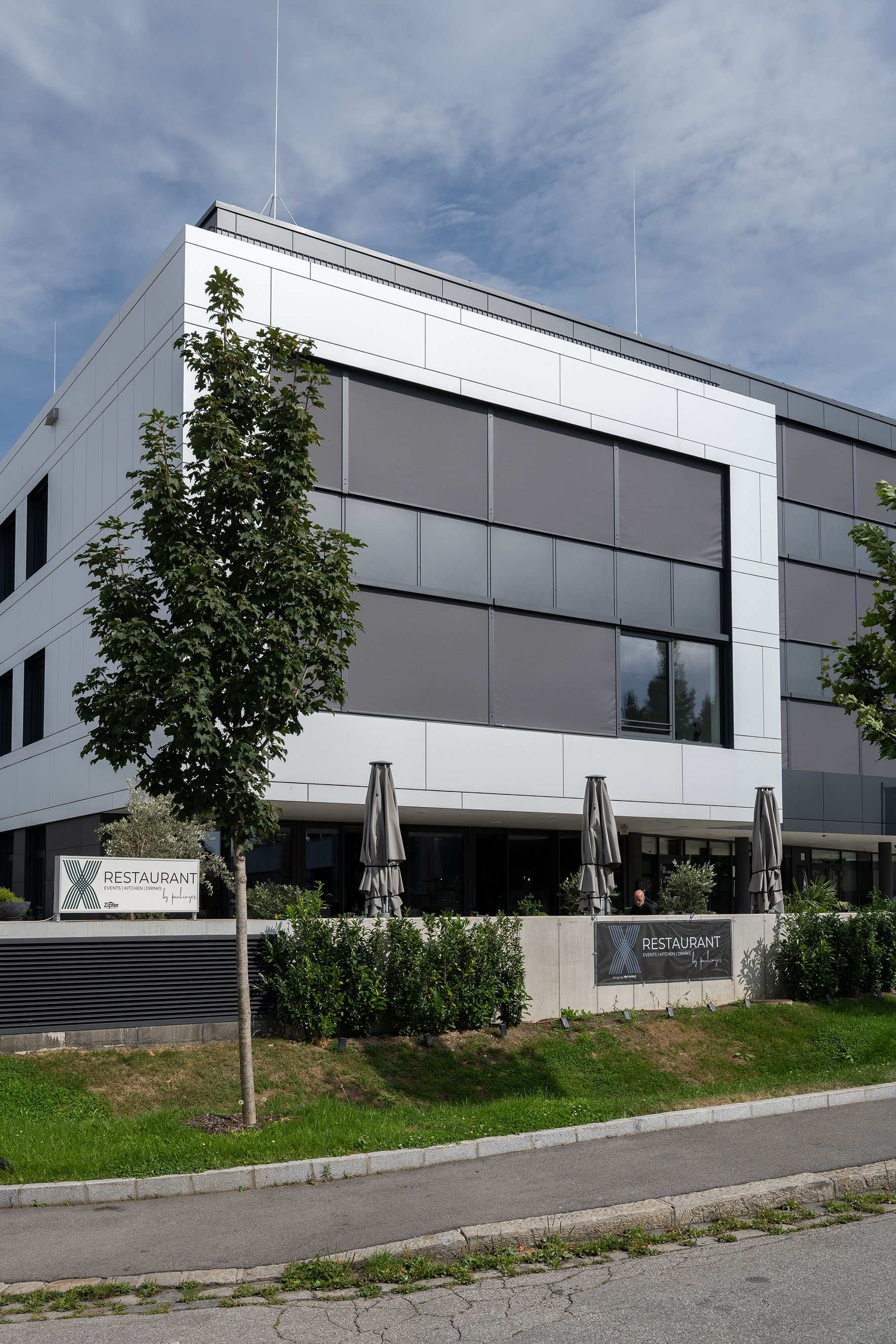 Bürogebäude mit Aufputz Fenstermarkise