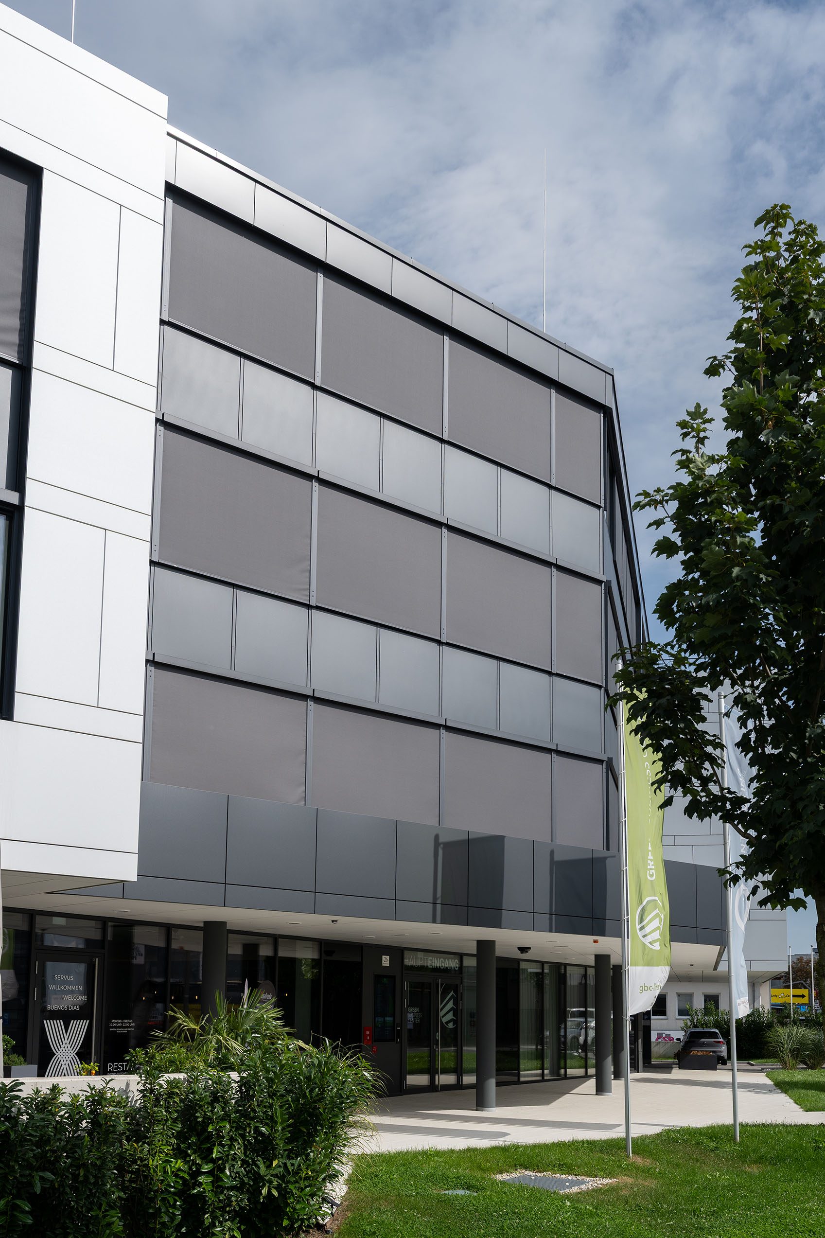 Bürogebäude mit Aufputz Fenstermarkise