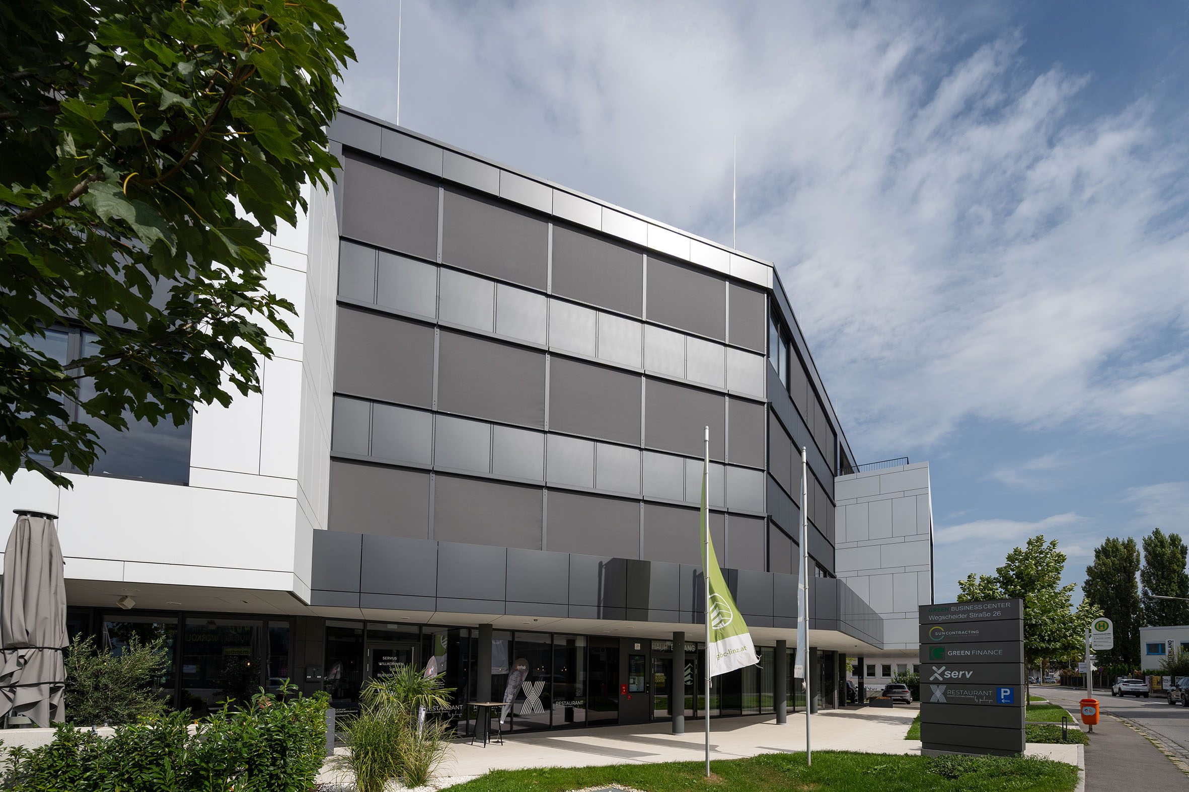 Bürogebäude mit Aufputz Fenstermarkise