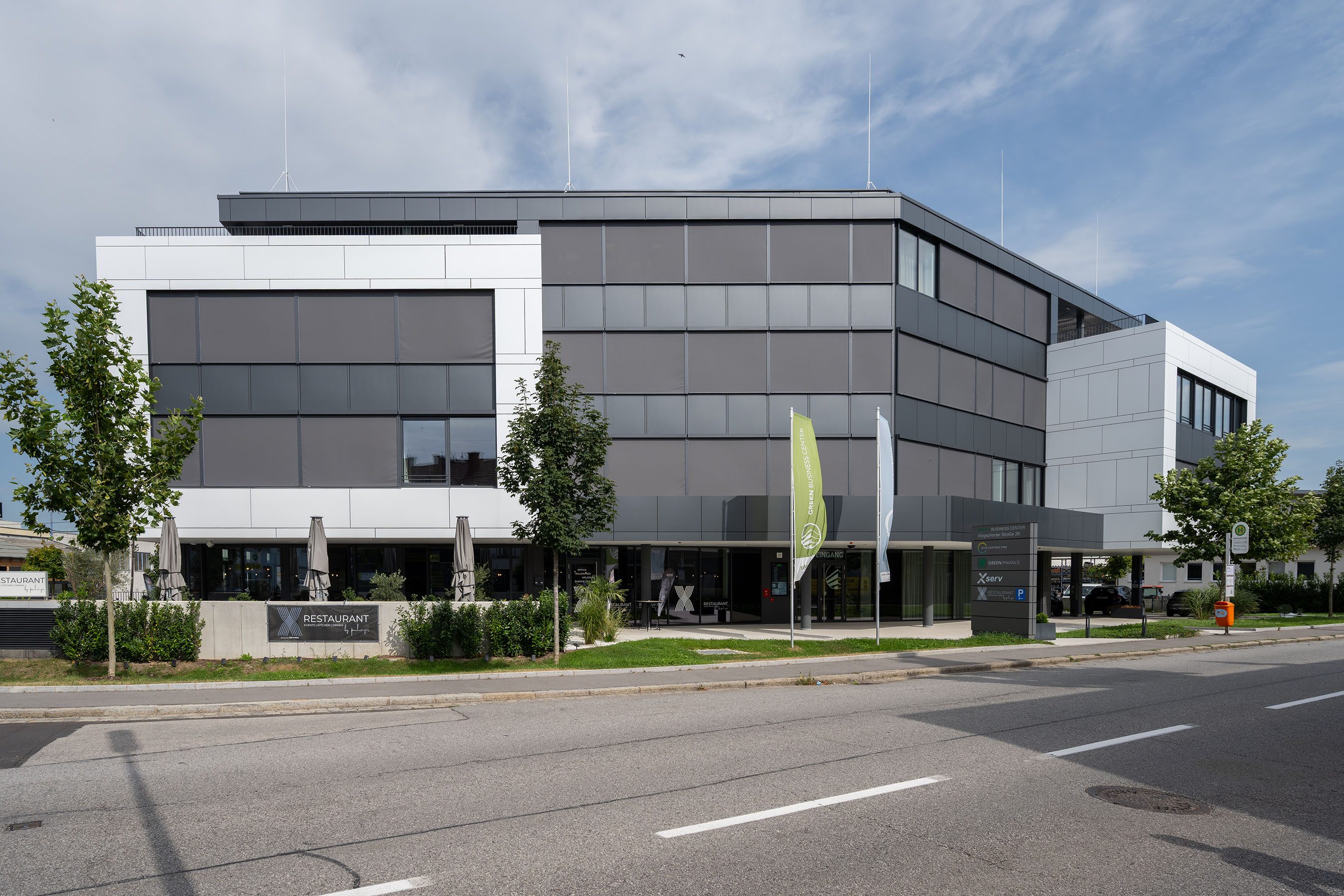 Bürogebäude mit Aufputz Fenstermarkise