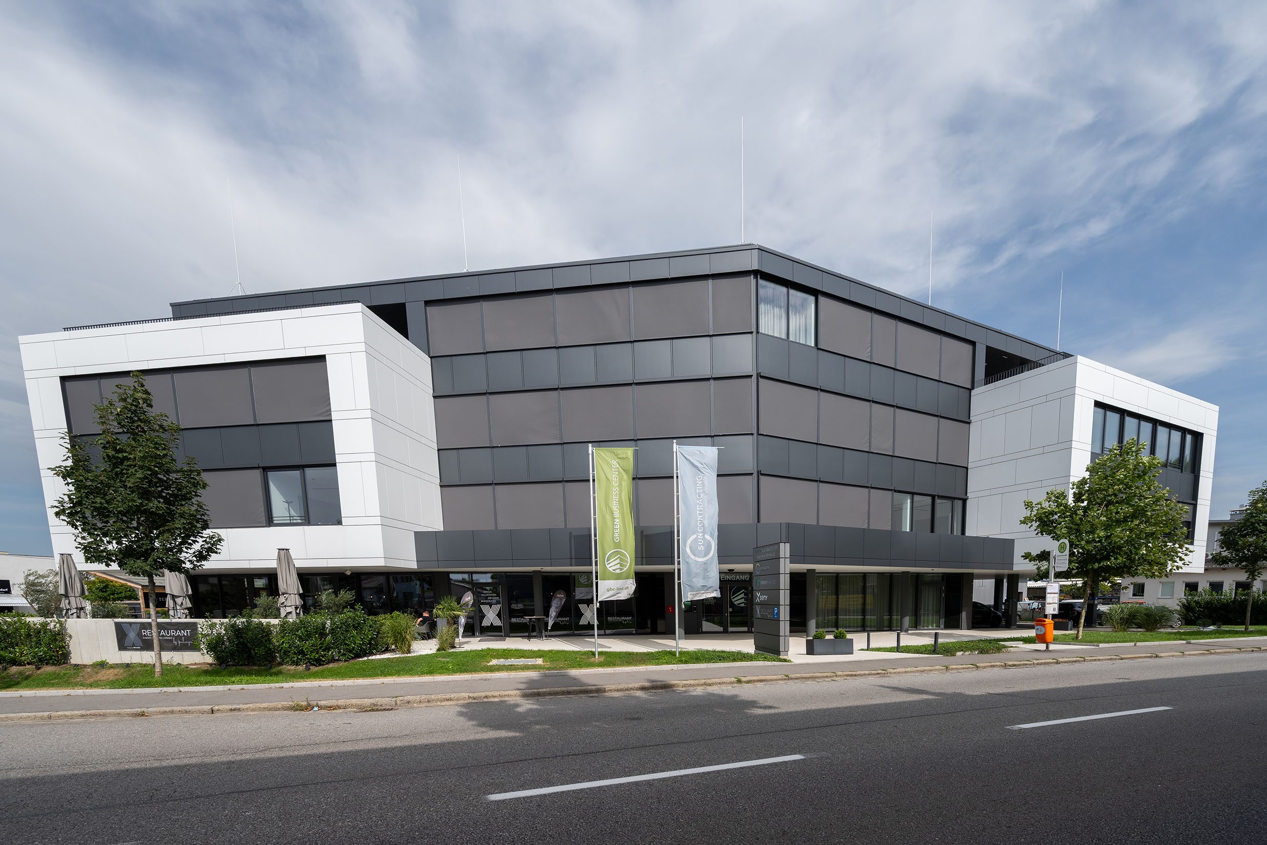 Bürogebäude mit Aufputz Fenstermarkise