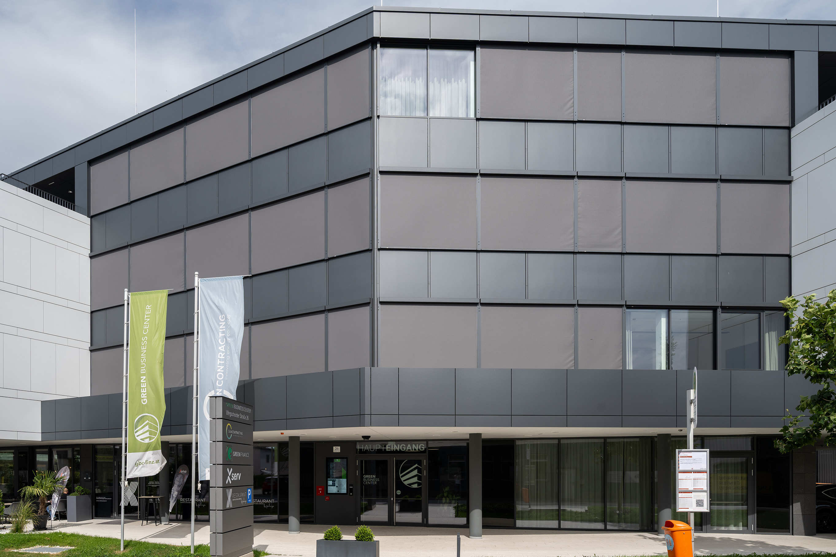 Bürogebäude mit Aufputz Fenstermarkise