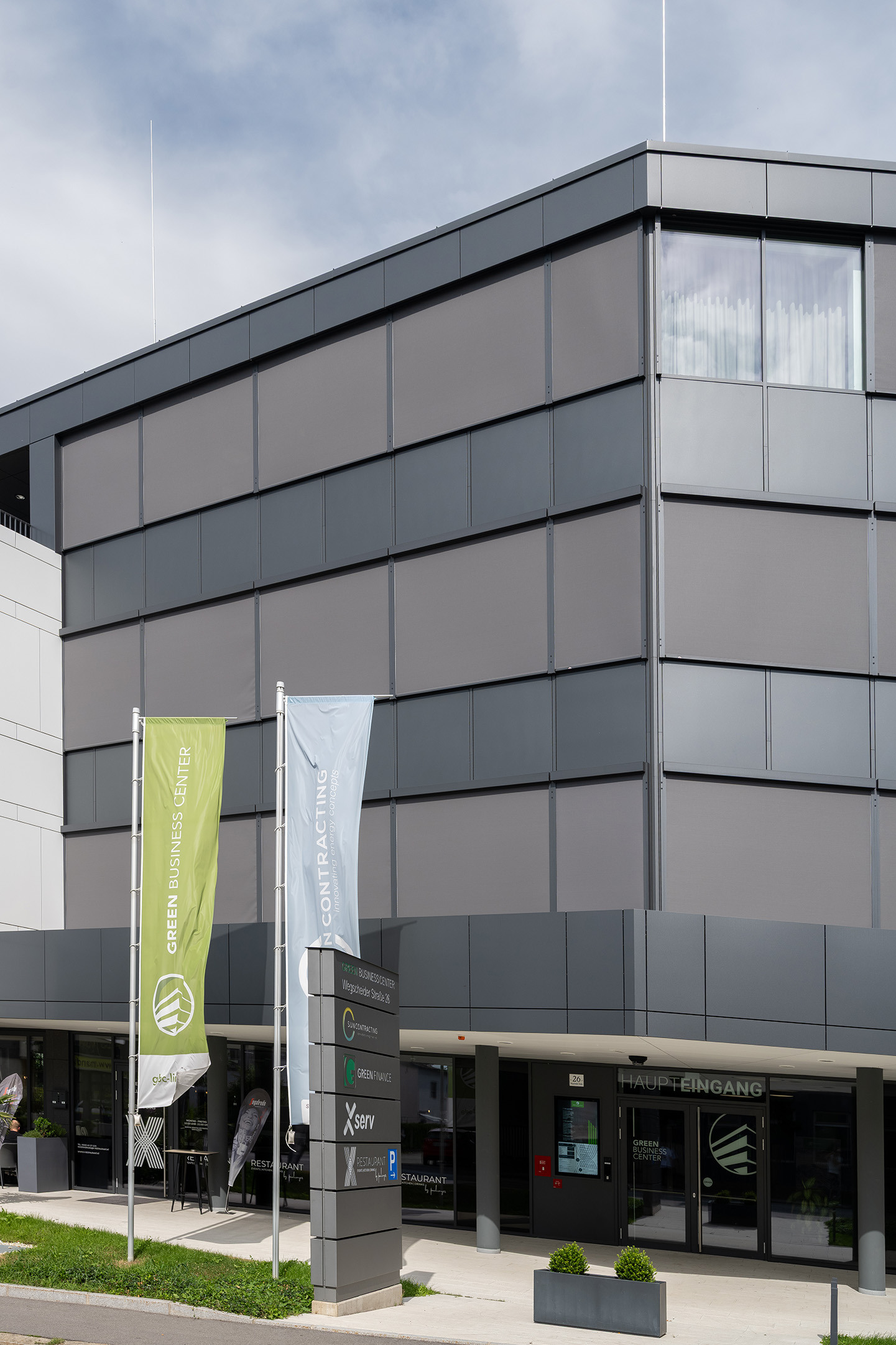 Bürogebäude mit Aufputz Fenstermarkise