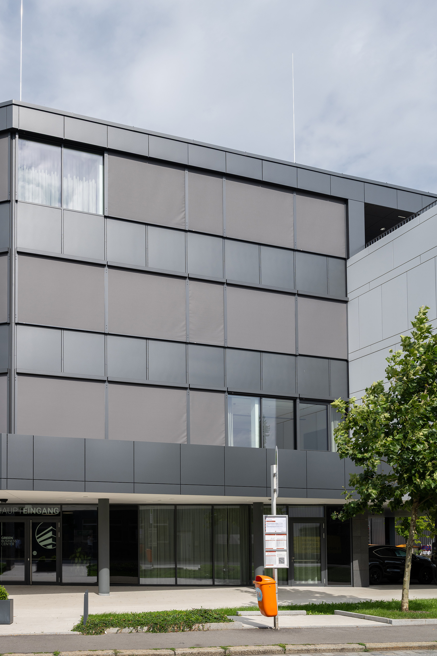 Bürogebäude mit Aufputz Fenstermarkise