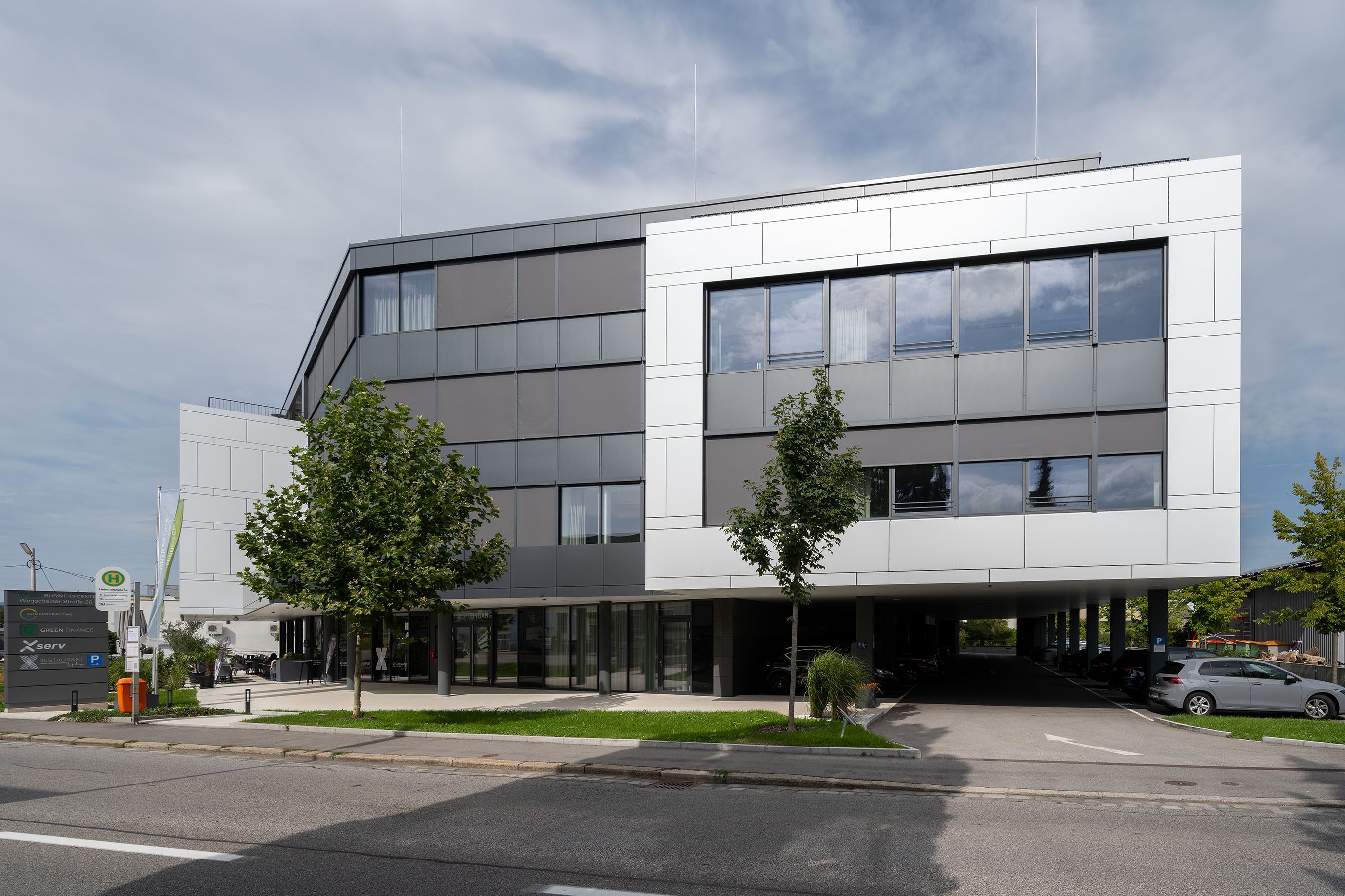 Bürogebäude mit Aufputz Fenstermarkise