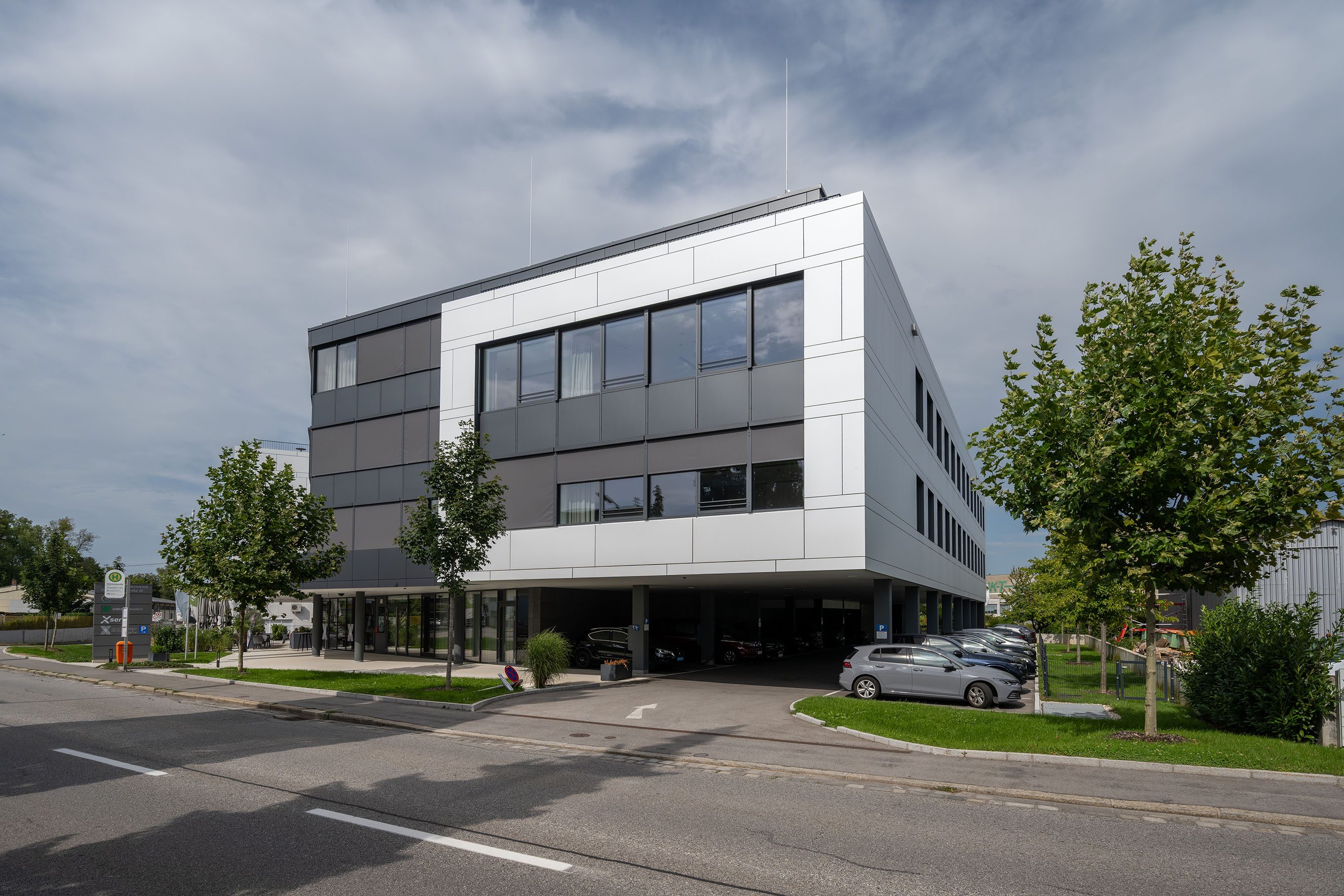 Bürogebäude mit Aufputz Fenstermarkise