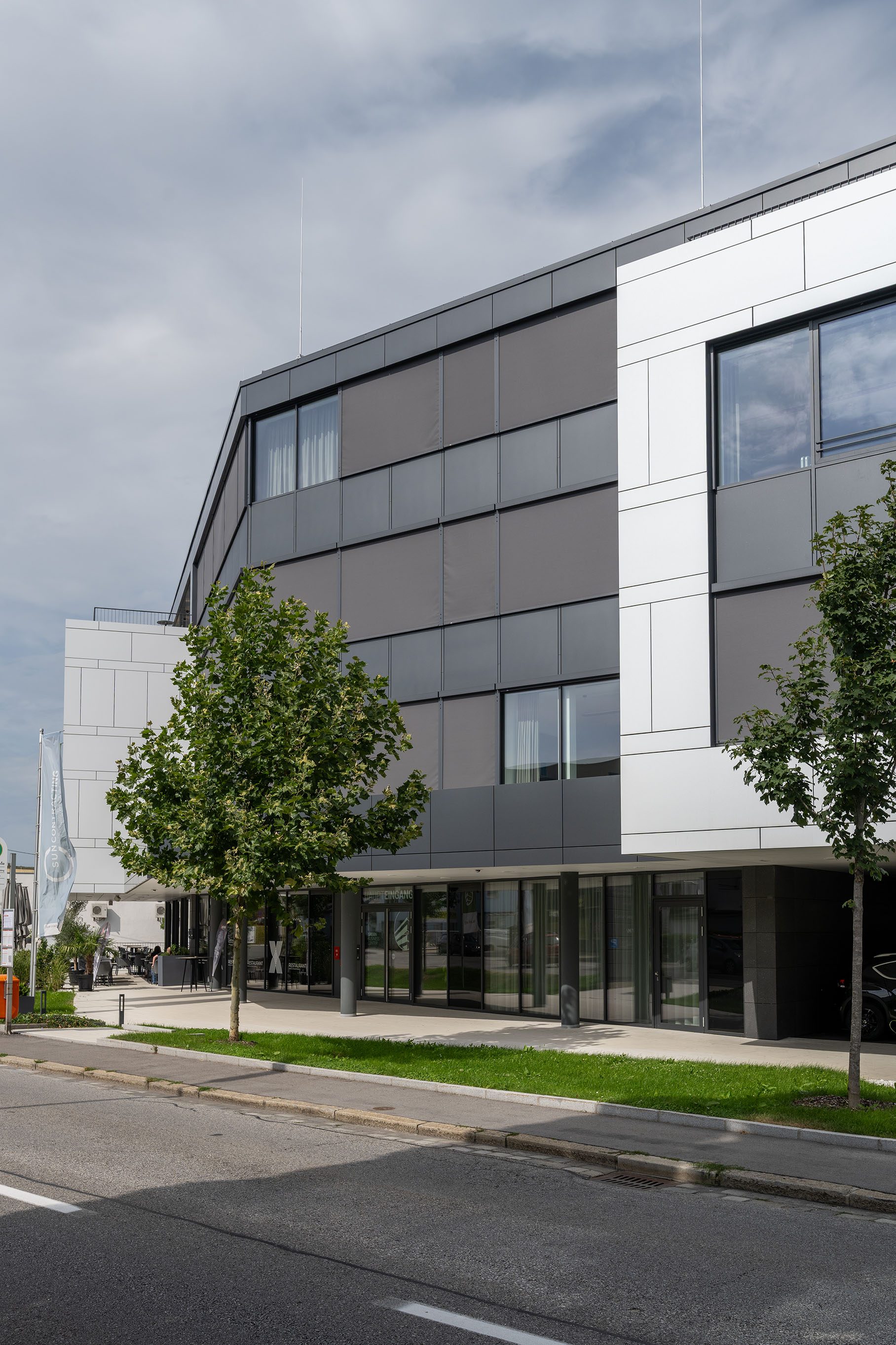 Bürogebäude mit Aufputz Fenstermarkise