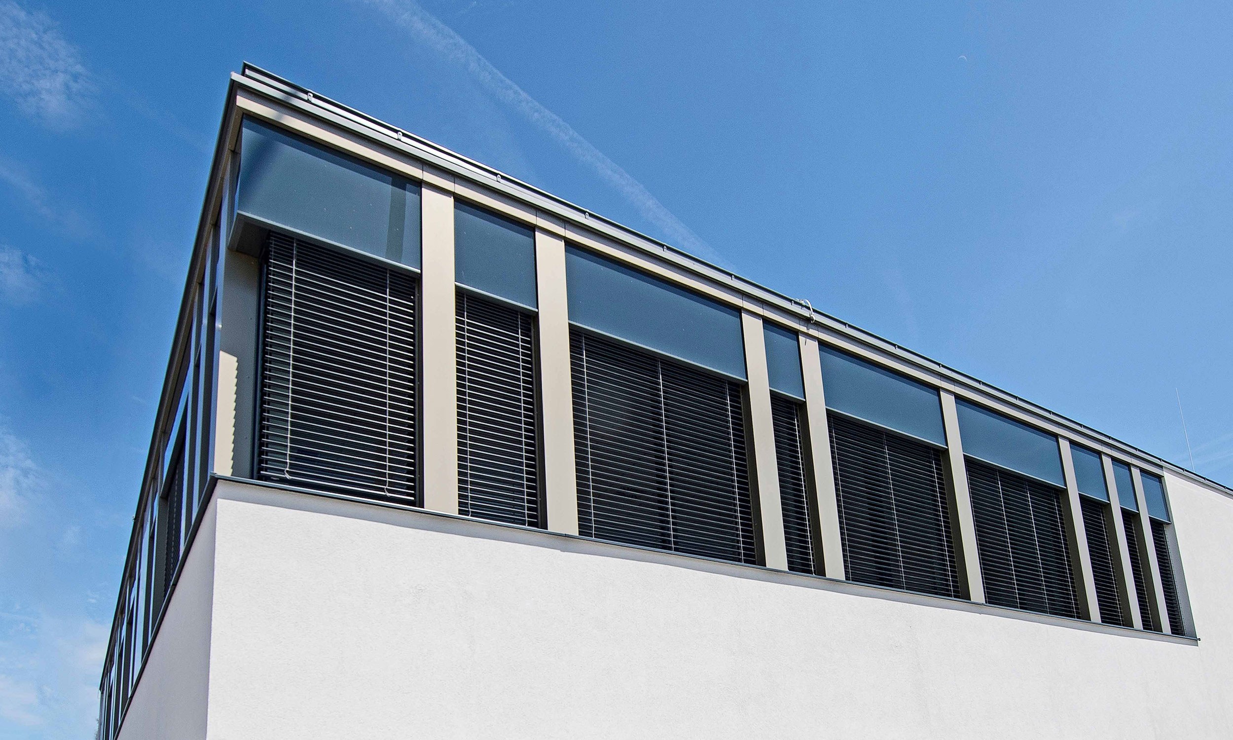 Bürogebäude mit Beschattung über Raffstore
