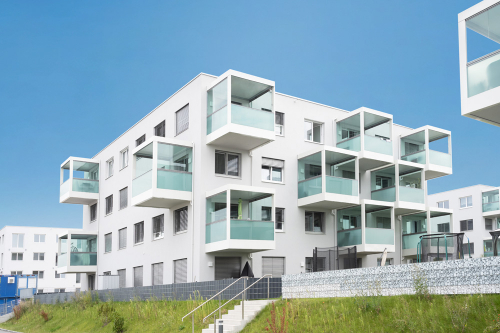 Weißes Gebäude mit Wohnungen und kubischen Balkonen Weißes Gebäude mit Wohnungen und kubischen Balkonen