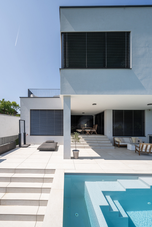 Einfamilienhaus, Raffstore RA90 Z-Lamelle, Terrasse, Pool