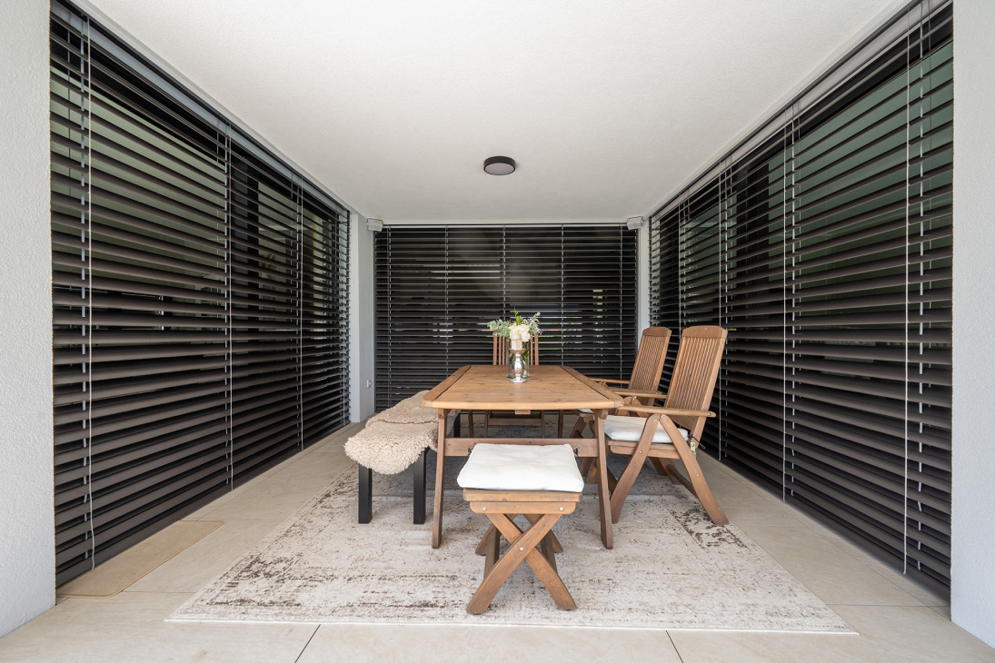 Einfamilienhaus, Raffstore RA90 Z-Lamelle Terrasse, Esstisch
