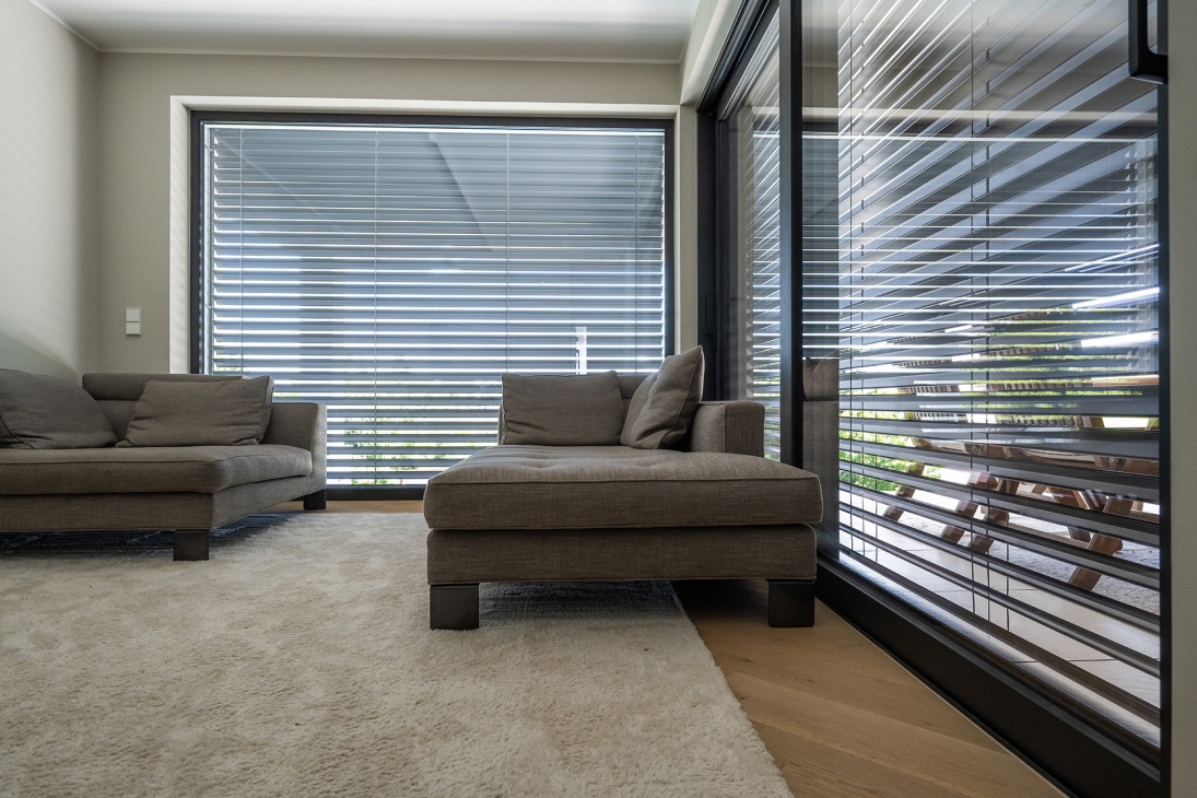 Einfamilienhaus, Raffstore RA90 Z-Lamelle, Wohnzimmer