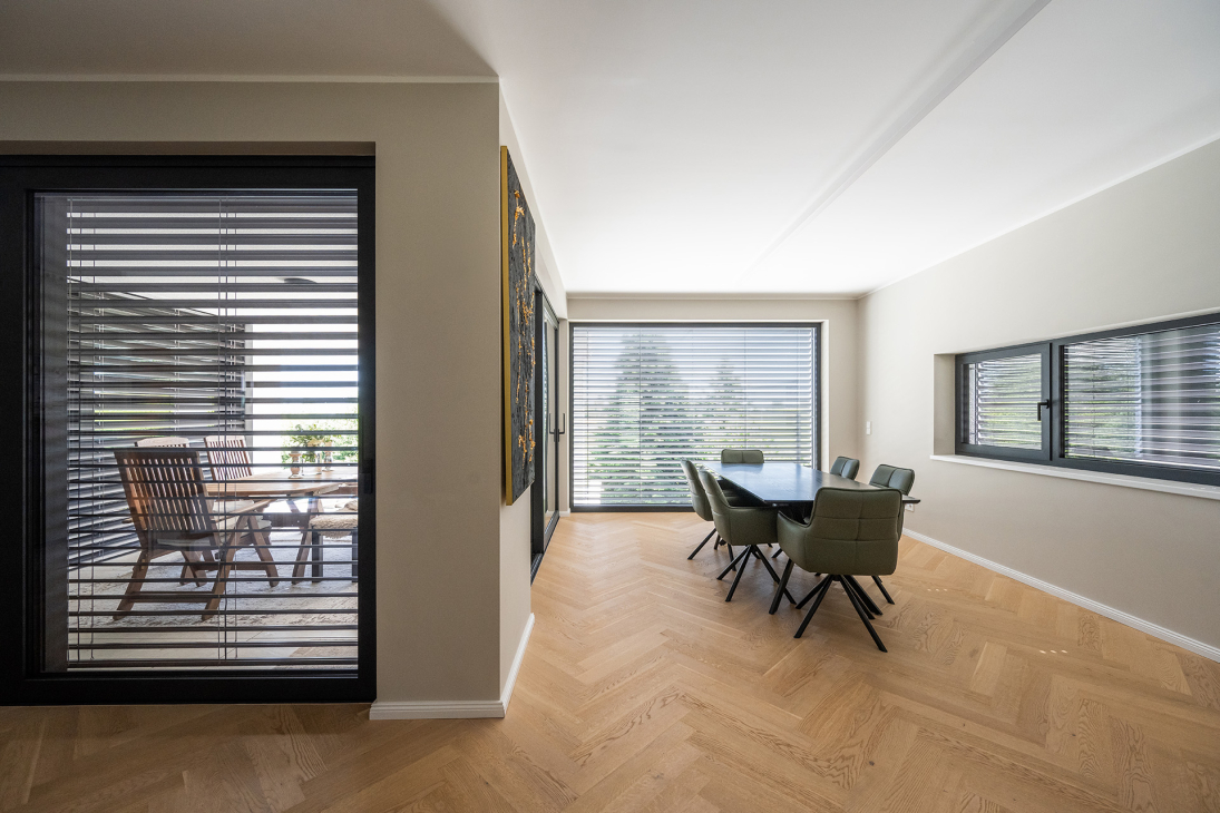 Einfamilienhaus, Raffstore RA90 Z-Lamelle, Esszimmer