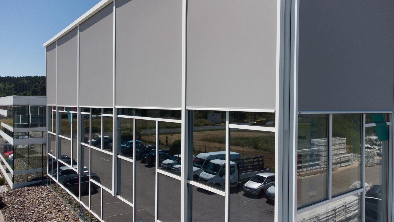 Gebäudeansicht außen ZIP Solidscreen Fenstermarkise