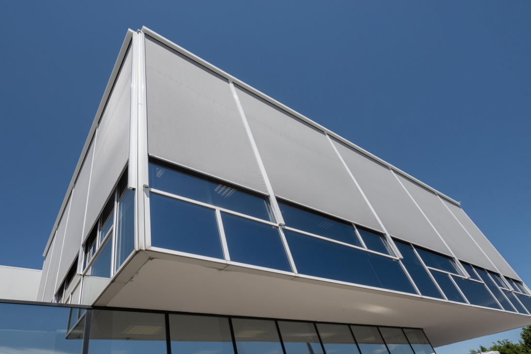 Gebäudeansicht außen ZIP Solidscreen Fenstermarkise