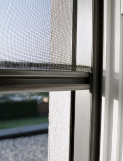 Federmotor mit SLOW-Liftfunktion für ein sanftes Aufwickeln der Gaze. ISR_Ihre Vorteile Federliftmechanik Prospekt Insektenschutz