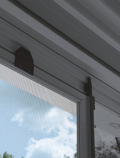 Aufhängung inkl. Sicherheitsausfallschutz  und Bürstendichtung für eine verschmutzungsfreie Führung und ein leichtes, laufruhiges Öffnen und Schließen der Tür. ISS_Ihre Vorteile Rollengelagerte Aufhaengung Prospekt Insektenschutz