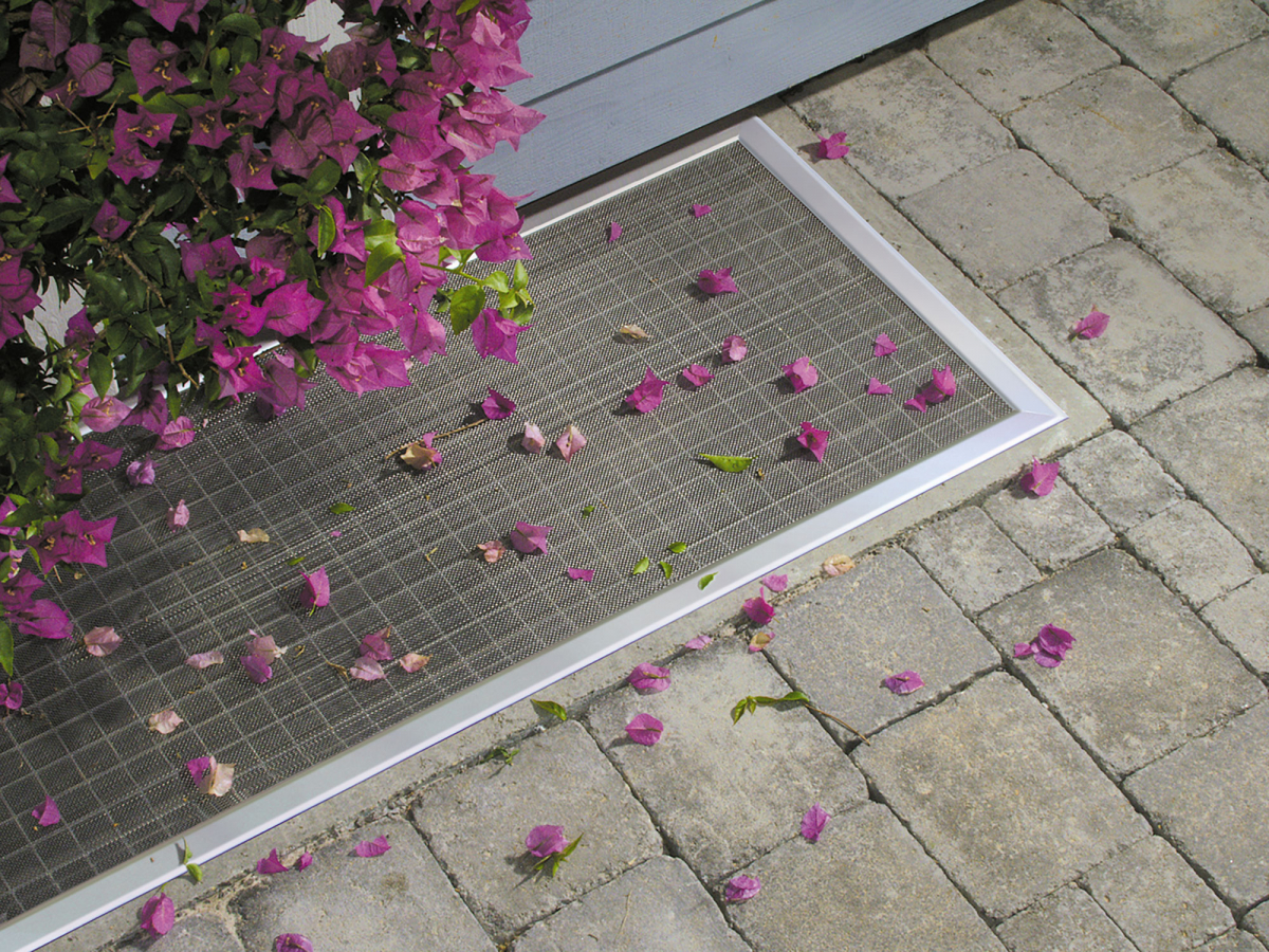 Titelbild Kellerschachtabdeckung VALETTE mit Blüten drauf