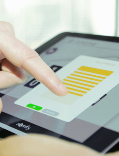 Somfy_Ansicht Hand mit Tablet