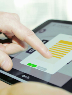 Somfy_Ansicht Hand mit Tablet