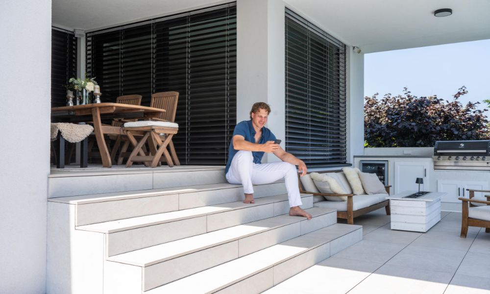 Brian Lebler auf Terrasse, Raffstore