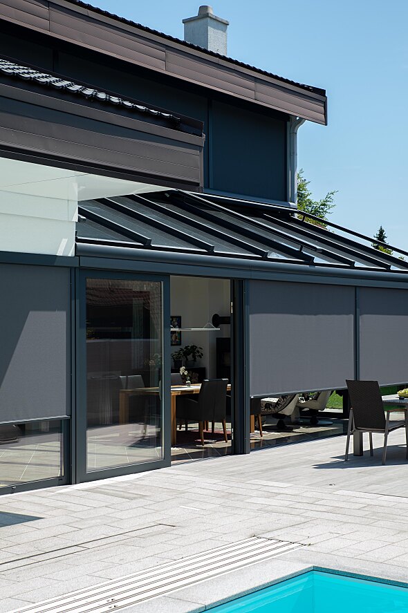 Als österreichischer Experte für Sonnenschutzlösungen hat VALETTA eine Vielzahl an Produkten im Portfolio, die auf diesem Umstand basieren und kontinuierlich weiterentwickelt werden. Der innovative ZIP-SOLIDSCREEN verbindet Ästhetik und Funktionalität, setzt moderne Akzente an der Fassade und eignet sich insbesondere für große Abmessungen, wie sie in modernen Bauentwürfen häufig vorkommen. Er zeichnet sich durch seine besondere Windbeständigkeit aus, da er nicht nur im Bereich der Welle und des Fallstabs fixiert ist, sondern über die gesamte Länge der Führungsschienen.