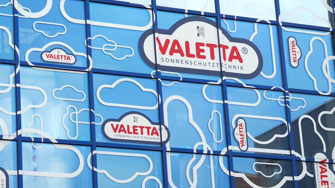 VALETTA_Firmengebäude_Fassade_Glas_Beklebung_Logo