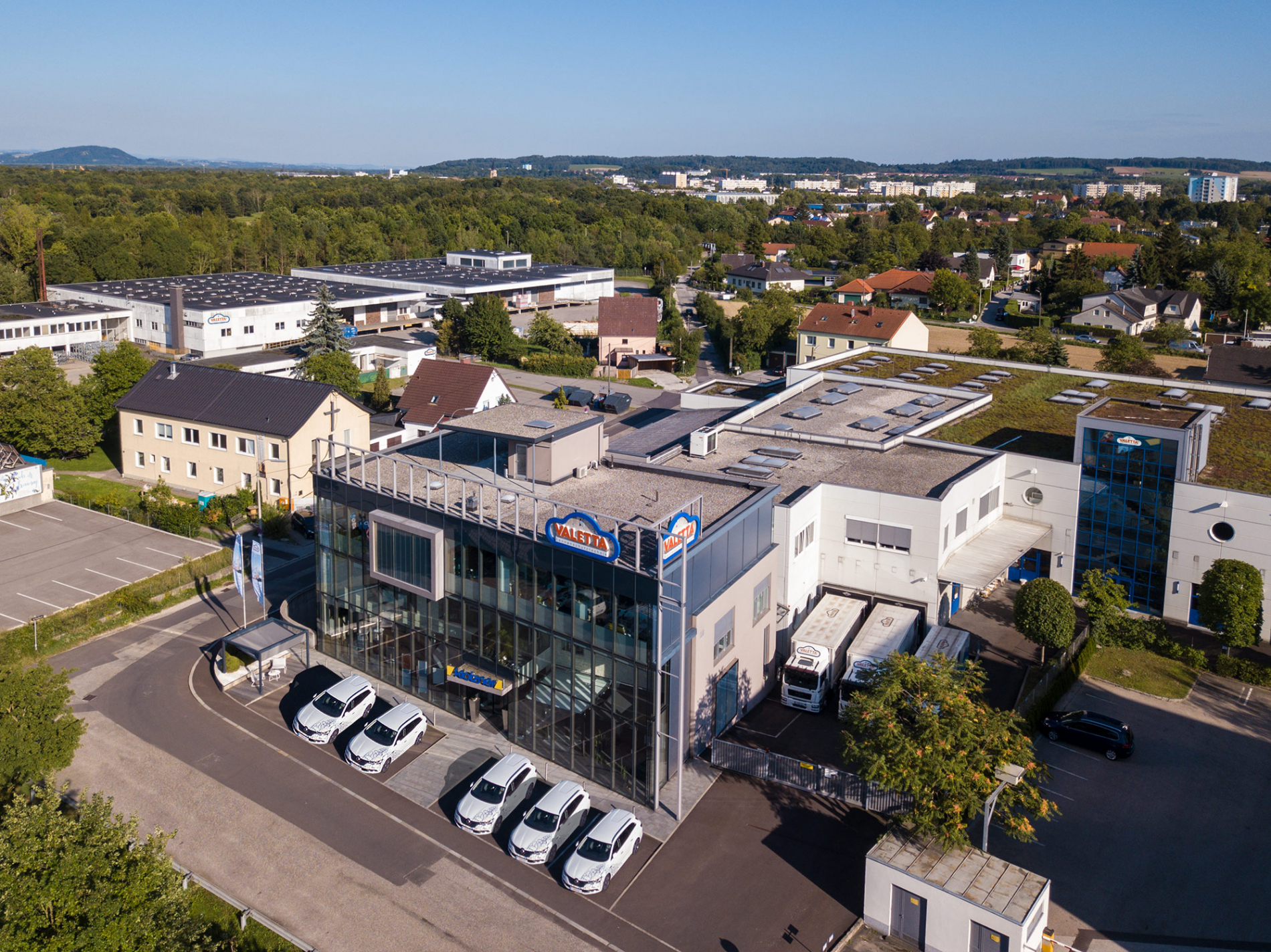 Firmengebäude, Autos, Außenansicht, Glasfront